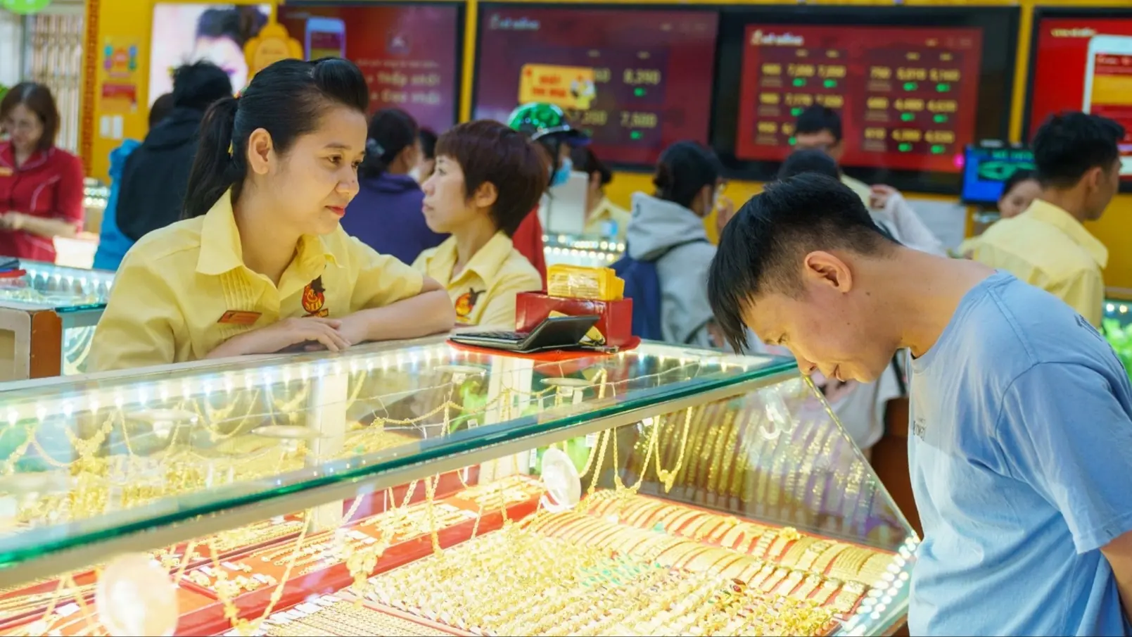 Người dân vẫn tìm đến vàng khi thị trường biến động mạnh